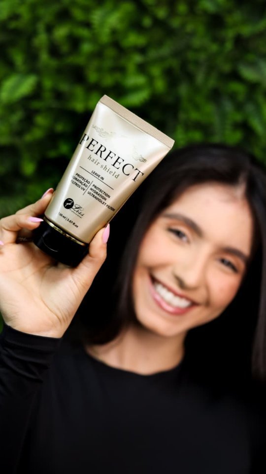 Conheça o Perfect Hair Shield🤎, o seu novo aliado multifuncional! Este leave-in revolucionário protege contra o calor de ferramentas térmicas e danos solares🌞, enquanto ativa a curvatura natural dos seus cachos.
➡️Sua fórmula leve entrega hidratação profunda e um efeito anti-frizz duradouro, garantindo fios disciplinados, macios e com brilho intenso em um único passo. Proteção e definição completa.
#7lissprofessional #protecaotermica #cabelossaudaveis #protecaosolar
#leavein