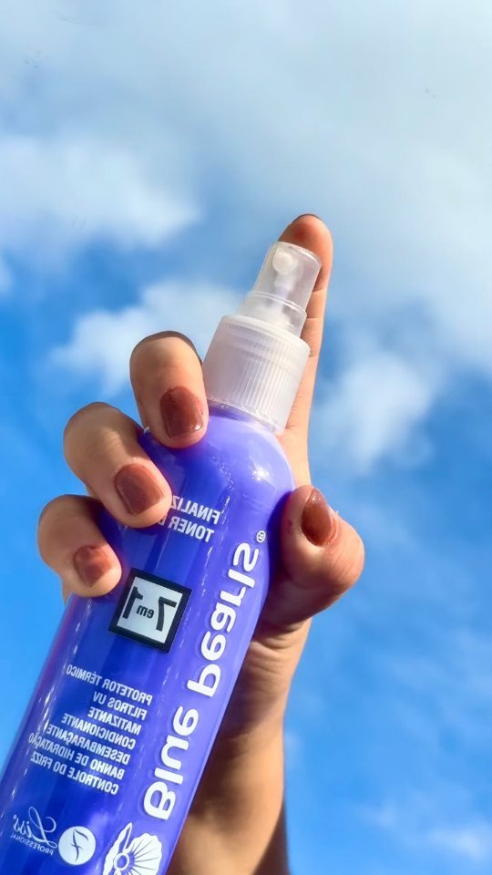 Quer controle do frizz no seu cabelo?💜
O Finalizador TONER BIFÁSICO BLUE PEARLS, além de proteger e hidratar os fios, ele matiza suavemente,neutralizando os reflexos amarelados, devolvendo o brilho e disciplinando o arrepiado.🧏🏻‍♀️🧏🏼‍♀️🧏‍♀️

➡️Adquira já o seu no link da bio!

#cabelosamarelados #bluepearls #antifrizz #7LissProfessional #protetortermico