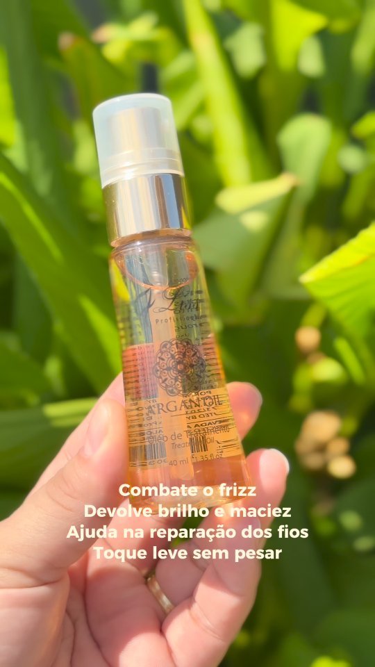 O Óleo de Argan da 7 Liss Professional é o finalizador indispensável para quem busca cabelos impecáveis, sedosos e com brilho radiante. Sua fórmula leve penetra profundamente nos fios, garantindo resultados profissionais na primeira aplicação.

#argan #finalizador #7LissProfessional #cuidadosdiario #belezadiária